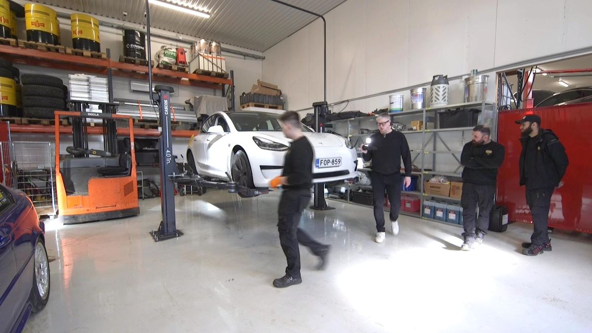 Uskaltaako 160 000 km ajetun Teslan ostaa? Fixus-korjaamo CarCorner tarkasti ja testasi akkutakuun ulkopuolisen Model 3:n