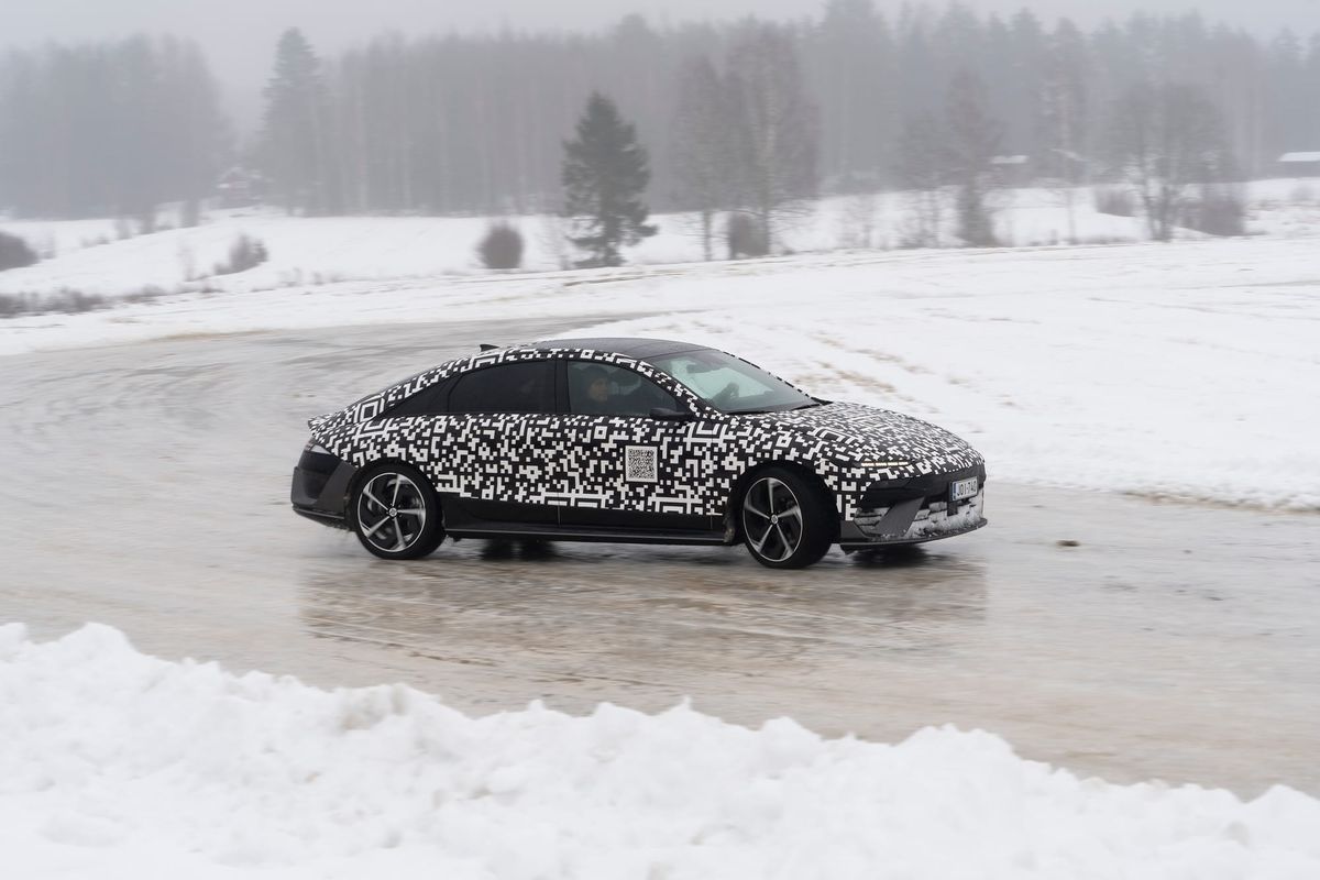 Hyundai ja Suomen talvi: Kun ”lumihiutale mittaristossa” ei olekaan vikakoodi vaan kutsu tanssiin