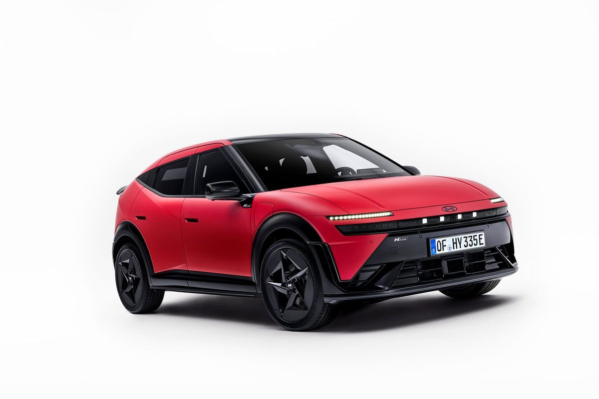 Koeajoa odotellessa: Uusi Hyundai IONIQ 3 tuo järkeä ja tilaa sähköautojen kompaktiluokkaan – fyysiset painikkeet tekevät paluun