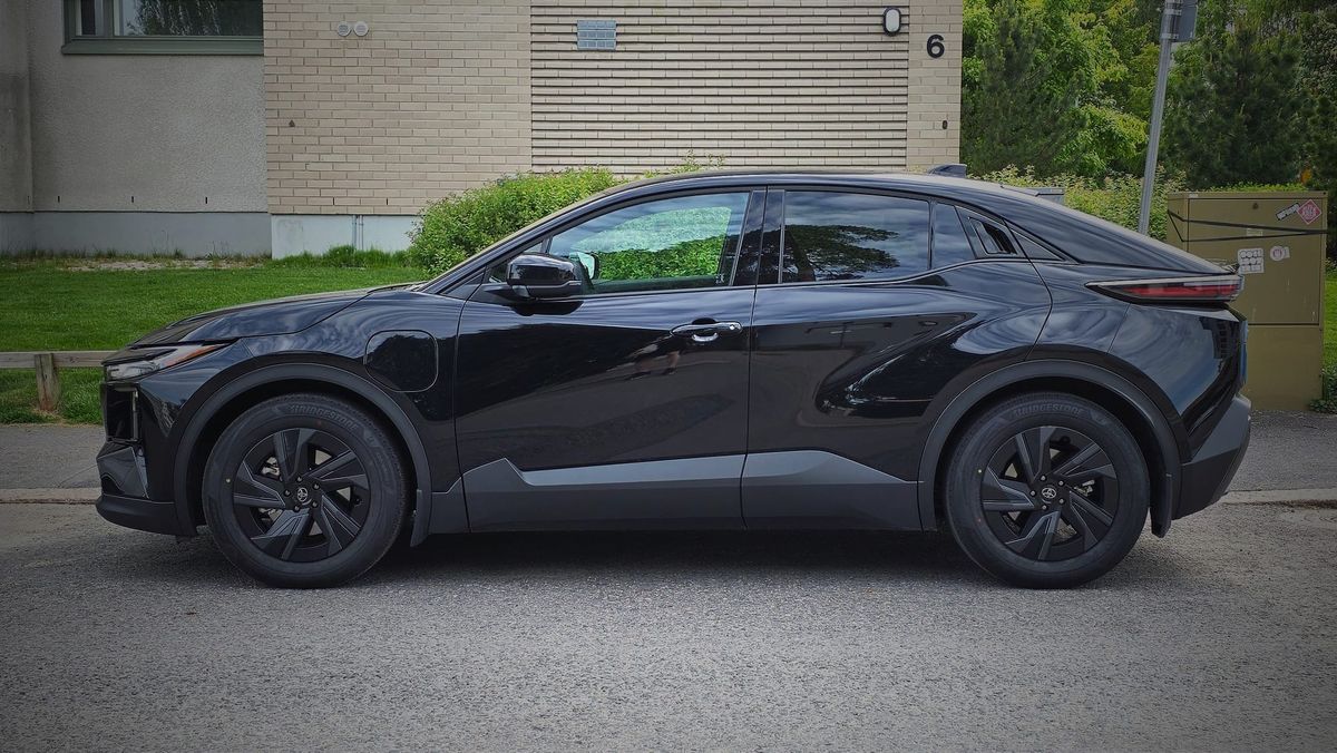 Toyota C-HR+ KaaraTV:n koeajoon – viisi pointtia miksi se kiinnostaa ja viisi miksi ei, plus viisi suoraa kilpailijaa
