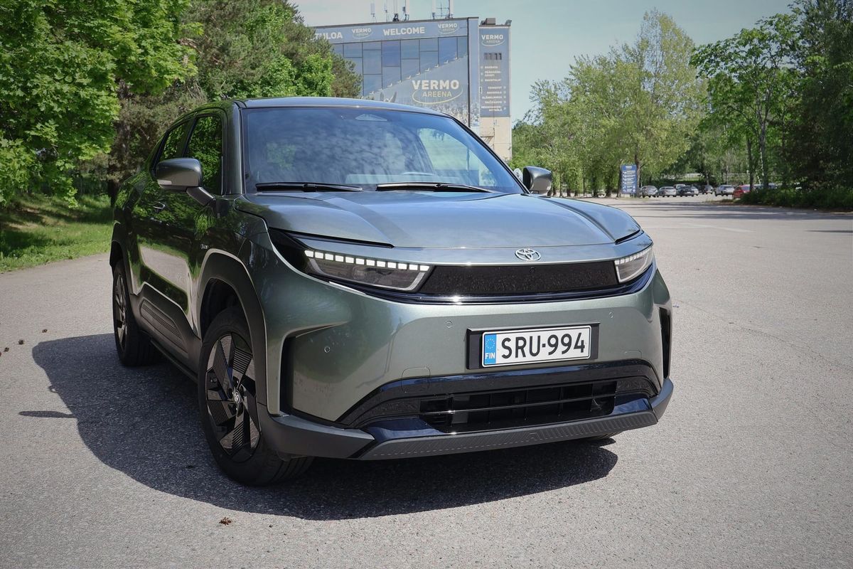 Toyota Urban Cruiser Active 61 kWh AWD (2026) – Järkiratkaisu nelivetoa ja varmaa arkea arvostavalle