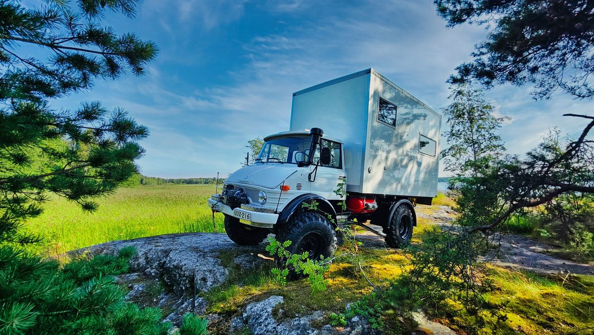 Kun Mercedes-Benz Unimogista tuli matkailuauto – "Unimökki"