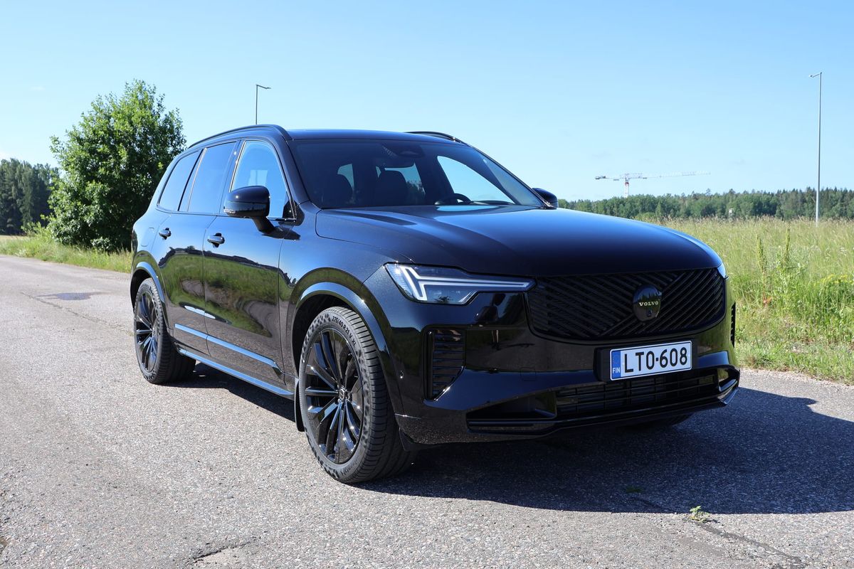 Volvo XC90 T8 AWD Black Edition Ultra 2026 – Yli kymmenen vuotta loistoa, joka puree yhä