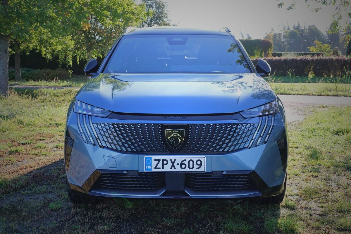 Peugeot E-5008 Dual Motor – neliveto seitsemän hengen sähkö-SUV:iin
