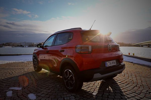 KaaraTV koeajo: autotoimittaja Antti Liinpää koeajoi uuden Citroen e-C3:n pakkaskelissaä maaliskuussa 2025.