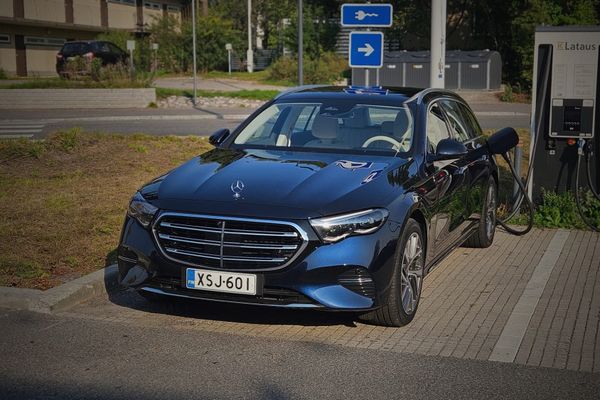 Koeajo: Mercedes E 300 de 4Matic – Onko tässä täydellinen yhdistelmä sähköä, dieseliä ja ylellisyyttä?
