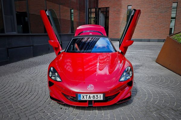 Näyttävä sisäänkäynti: Cybersterin ylöspäin avautuvat ovet tuovat ripauksen superauto-fiilistä tämän sähköisen roadsterin tyyliin.