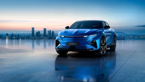 Alpine A390 – Kilpa-auto mittatilauspuvussa, nyt myös perhekäyttöön