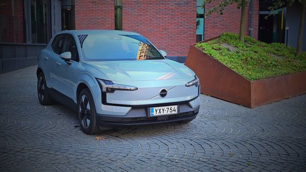 Volvo EX30 Core – hinnat alkaen -malli yllättää, ärsyttää ja lopulta hurmaa