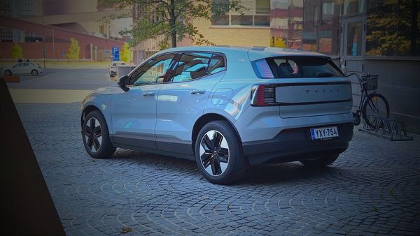 Volvo EX30 – pieni sähköinen vallankumous vai yliyrittävä design-ikoni?