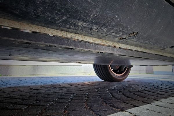 Onko sähköauton akku aikapommi vai marginaalinen riski? – KaaraTV:n keskusteluketju paljastaa, mitä kuluttajan kannattaa oikeasti pelätä