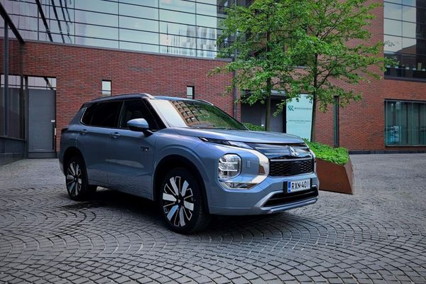 Mitsubishi Outlander PHEV 2025 – Nissanin velipuoli?