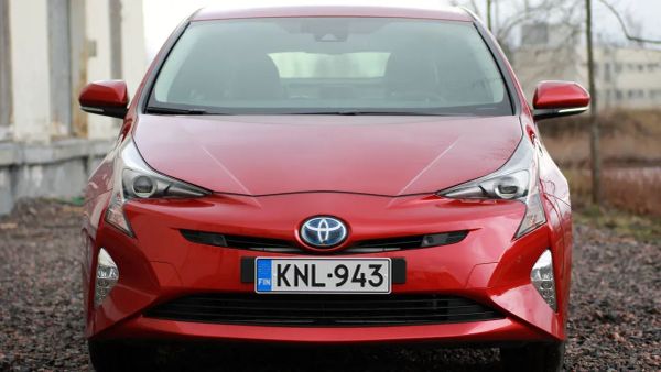 Toyota Prius – hybridiautojen pioneeri sukupolvesta toiseen