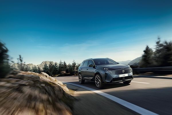 Peugeot virittää sähkömallinsa huippuunsa – Uudet E-3008 ja E-5008 Dual Motor -mallit tarjoavat 325 hevosvoimaa ja nelivedon