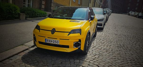 Uusien autojen ensirekisteröinnit Suomessa yhä alamaissa – romutuspalkkiolta odotetaan piristysruisketta