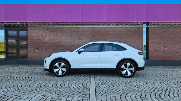 Porsche Macan vai 2 x Skoda Elroq? – Näin takavetoinen Macan vertautuu kahteen täyssähköiseen Elroqiin
