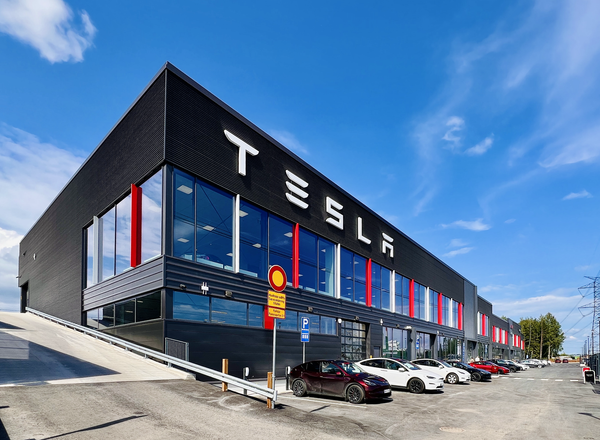 Tesla juhlii 10 vuotta Suomessa – Sähköautojen suunnannäyttäjän tarina ei ole ollut pelkkää voittokulkua