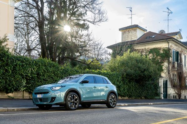 Uudistunut Fiat 600e: Edullisin yli 400 km sähköauto tuo dolce vitan arkeen