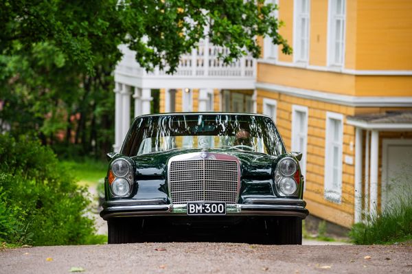 Mäntsälän ladosta loistoonsa – Harvinainen Mercedes-Benz 300 SEL on entisöity upeaan kuntoon