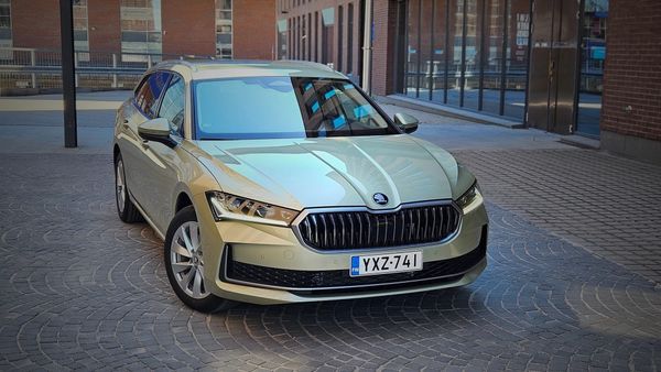 Skoda Superb Combi PHEV ja Volkswagen Passat Variant eHybrid – Näin ajat ladattavalla hybridillä taloudellisesti ja moottoria säästäen