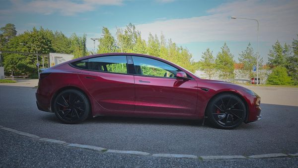 Sähköauton arvonalenema yllättää – halpa ajokilometri voi tulla kalliiksi