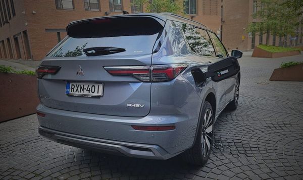 Käytetty Mitsubishi Outlander PHEV – vanhan ja uuden eroja
