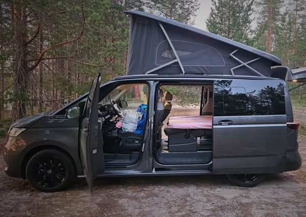 Volkswagen California Beach 2025 – Reissussa testissä: hyvä ajaa, mutta miten toimii retkeilyssä?