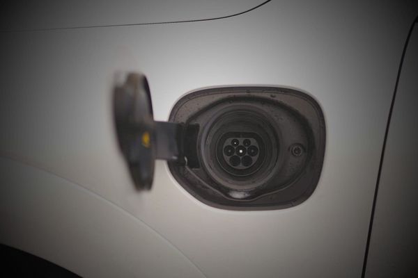 Sähköauto vai hybridi? Vertailussa kulutus, kustannukset ja käyttömukavuus