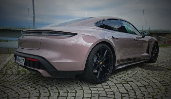 Sähköistymisen haasteet muuttavat Porschen ja Bentleyn suunnitelmia