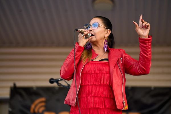 Espoossa tehtiin historiaa: Sani ja Tesla-orkesteri loivat maailman ensimmäisen live-spektaakkelin