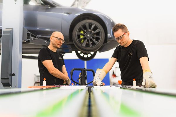 Akku rikki? Kotimainen Akkuturva lupaa säästää sähköautoilijalle tuhansia – onko palvelu pelastus vai pelkkä lupaus?