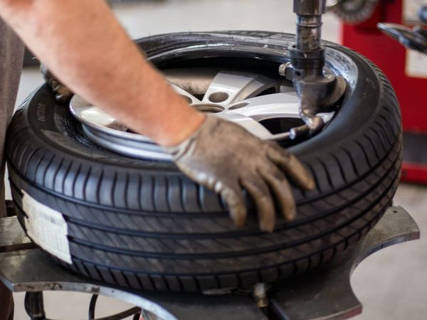 Auton renkaiden kestävyys – näin saat kesä- ja talvirenkaat kestämään pidempään