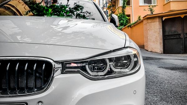 Sähköauton ja bensiiniauton kustannusvertailu 2025: Tesla Model 3 vs. BMW 320i