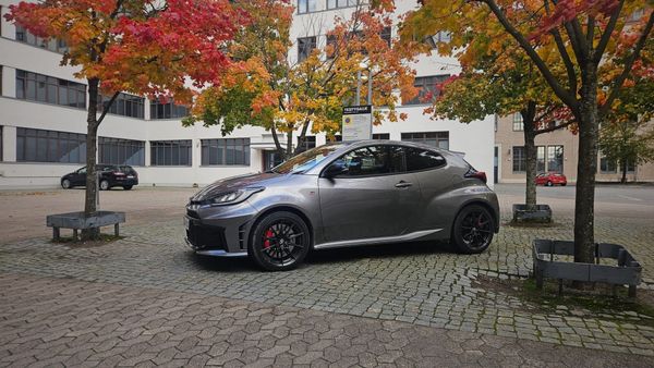 Toyota Yaris GR Sport automaattina – rallilegenda, joka istuu arkiajoon entistä mukavammin