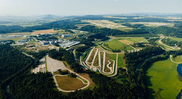 Mercedes-Benz investoi valoon ja virtuaalitestaukseen – Immendingenin jättimäinen testikeskus esittelee autonkehityksen tulevaisuuden