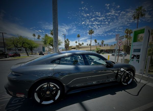 Suomalaiset Pohjolan varovaisimpia sähköautoilijoita – MEKOn barometri paljastaa epäluulon kasvun