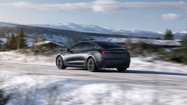 Tesla pudotti hintapommin: Uusi Model 3 "Standard" maksaa vain 36 990 € – Mutta mitä rahalla oikeasti saa?