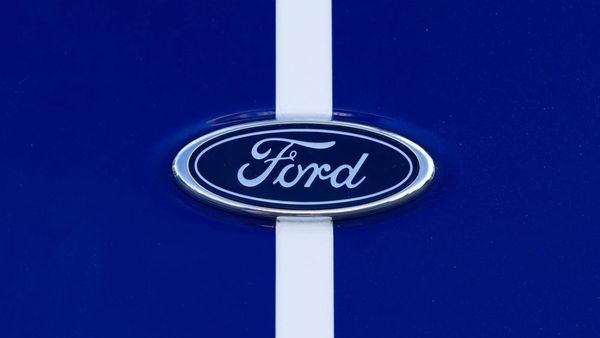 Fordin sähköstrategia uusiksi: Miljardien alaskirjaukset, lisää hybridejä ja akkuja konesaleihin