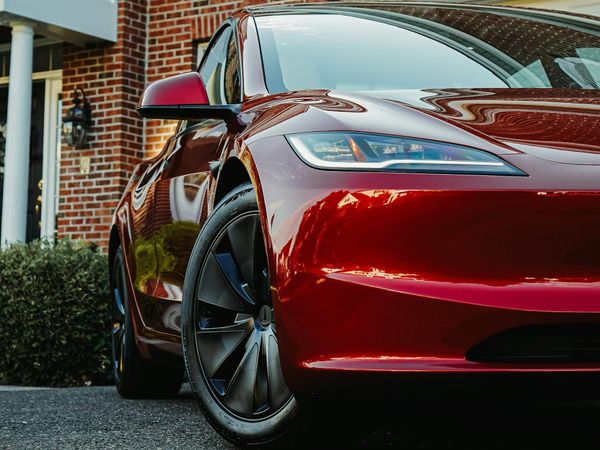 Karu lista paljastaa: Näin rajusti uusi "halpa-Tesla" on riisuttu – Säästät euroa mutta menetät paljon