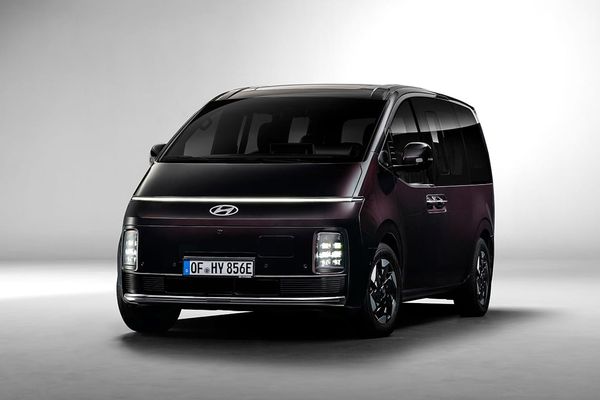 Hyundain uusi STARIA Electric: Kun avaruusalus ja pikkubussi saivat sähköisen lehtolapsen