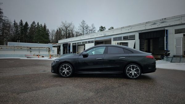 Diesel vs. Sähkö: Taistelu pihan herruudesta (eli miksi naapurisi hymyilee pakkasaamuna)