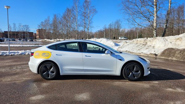 Käytetty Tesla Model 3 Gen 1 – Rohkea peliliike vai kallis riski?