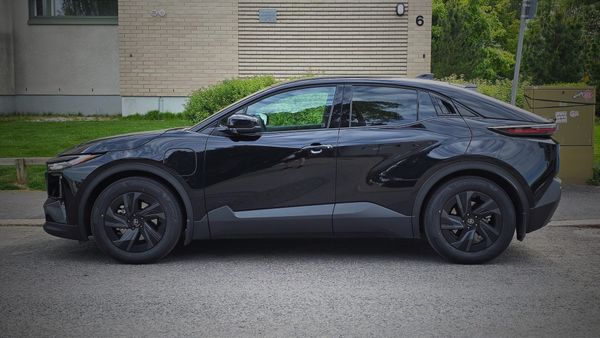 Toyota C-HR+ KaaraTV:n koeajoon – viisi pointtia miksi se kiinnostaa ja viisi miksi ei, plus viisi suoraa kilpailijaa