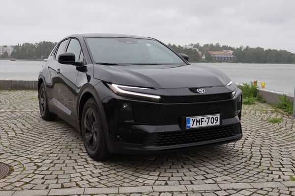 Toyota C-HR+:sta autonvalmistajien kohderyhmämäärittelyihin – miksi C-HR ei ole (eikä halua olla) perhefarmari