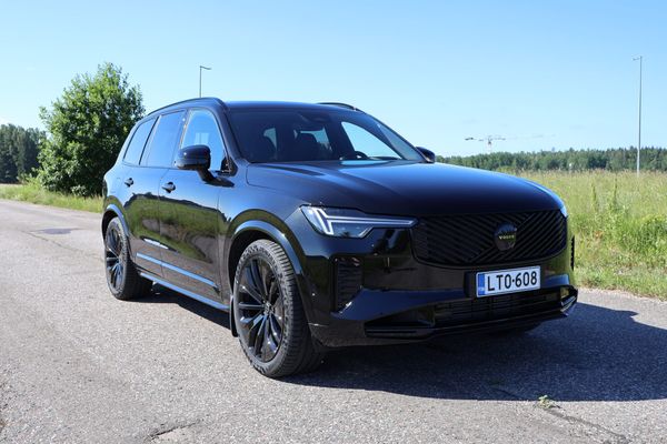 Volvo XC90 T8 AWD Black Edition Ultra 2026 – Yli kymmenen vuotta loistoa, joka puree yhä