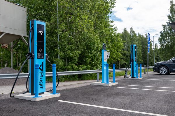 Suurkauppa sähköautomarkkinalla: Plugit ostaa Helenin latausliiketoiminnan ja nousee pääkaupunkiseudun ykköseksi