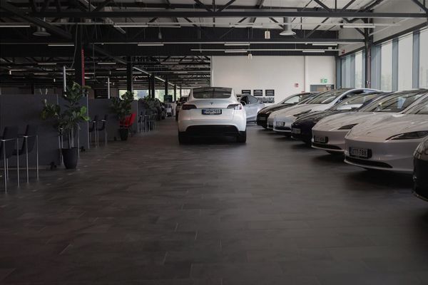 Sähköautoille loikka: Jo yli 60 % uusista autoista ladataan johdon päässä – käytettyjen sähköautojen kauppa räjähti kasvuun