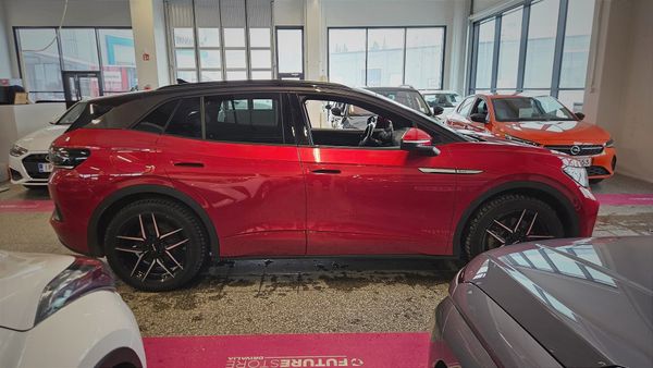 Autokaupan alkuvuodessa suunta parempaan – sähköautojen kysyntä ryöppyää ja näkyy jo romutuspalkkioissa