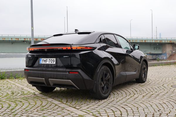Ostajan tuomio: Toyota C-HR+ – 607 km toimintamatka, mutta kenelle tämä auto on tehty?