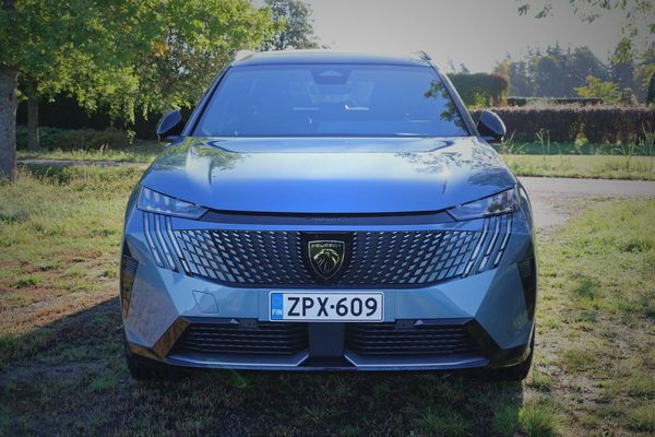 Peugeot E-5008 Dual Motor – neliveto seitsemän hengen sähkö-SUV:iin